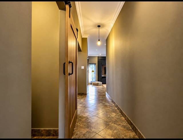 5 BEDROOM FREEHOLD FOR SALE IN MIDSTREAM ESTATE